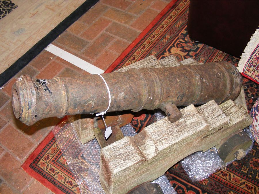 An old heavy cast cannon on wooden trolley - the c - Image 5 of 5