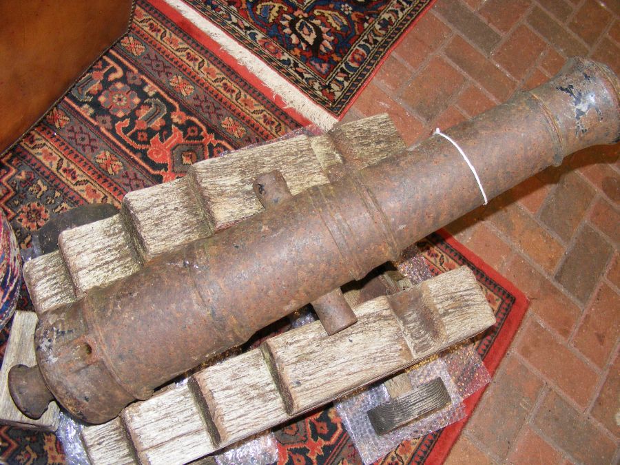An old heavy cast cannon on wooden trolley - the c - Image 3 of 5