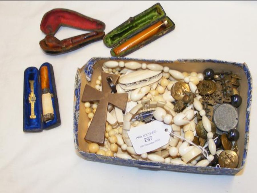 A box of various collectables including cheroot ho