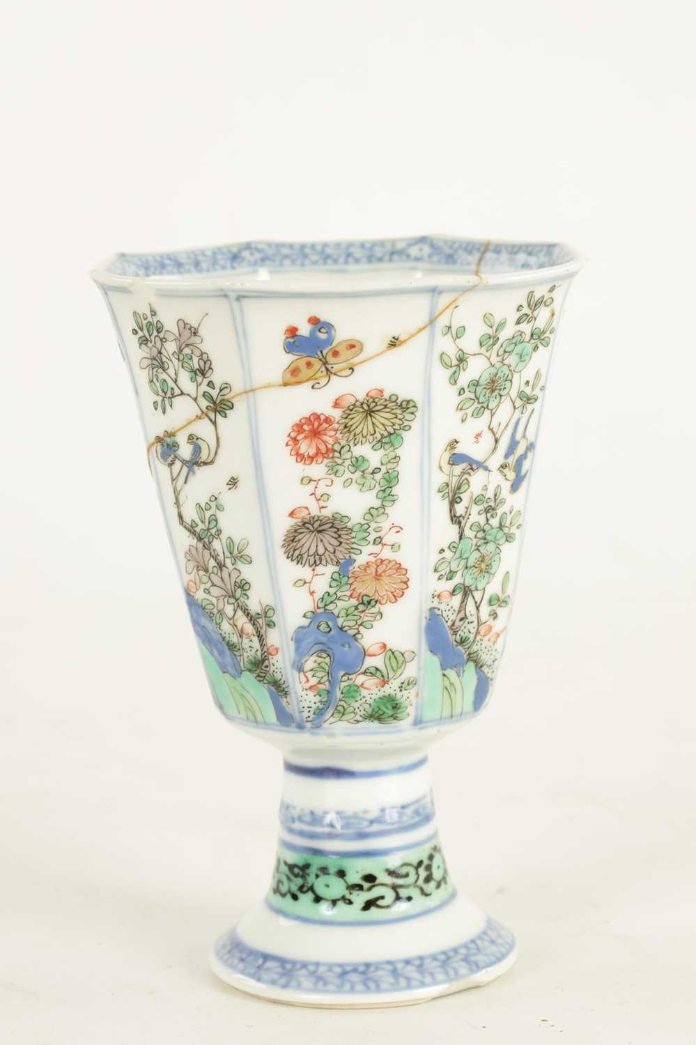 AN EARLY 18TH CENTURY CHINESE FAMILE VERTE OCTAGONAL SHAPED STEM CUP - Image 4 of 7