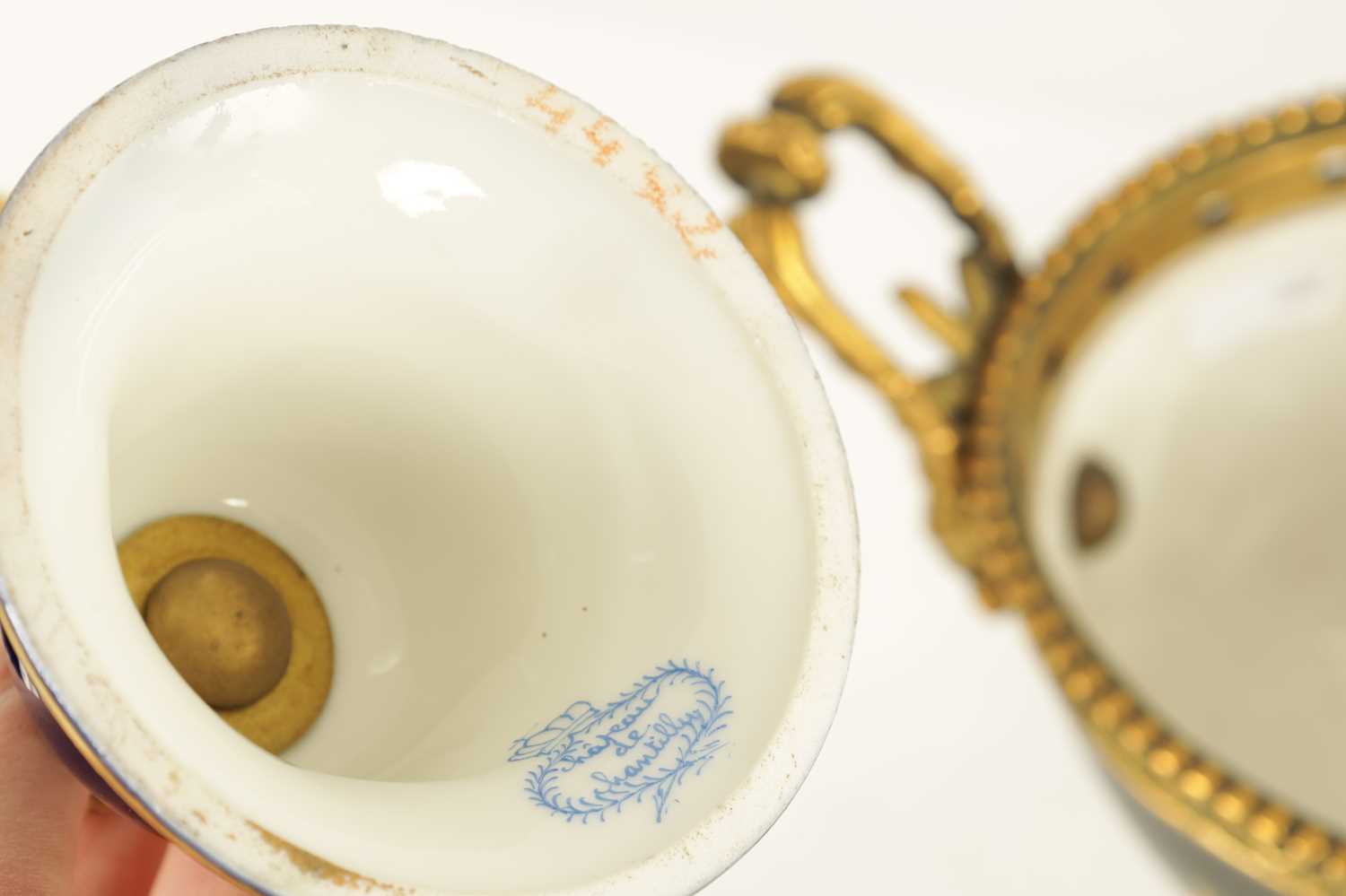 A GOOD 20TH CENTURY PARIS PORCELAIN AND ORMOLU MOUNTED THREE PIECE GARNITURETURE SET - Image 9 of 11