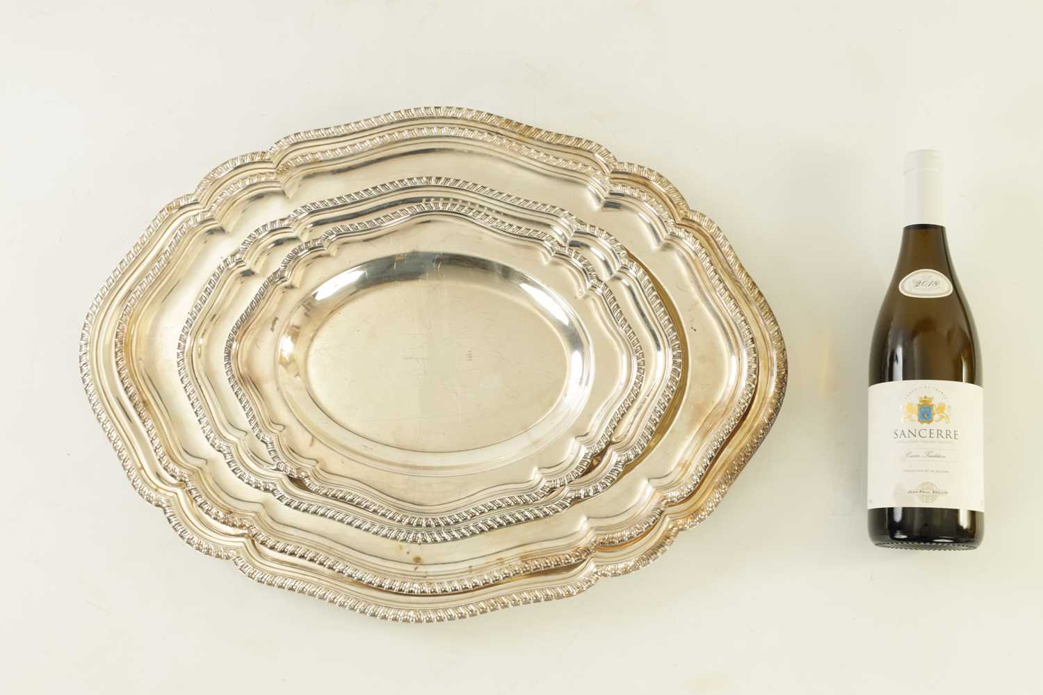 A SET OF FOUR REGENCY SILVER PLATE SCALLOP-EDGE OVAL SERVING DISHES BY MATTHEW BOULTON - Image 3 of 5