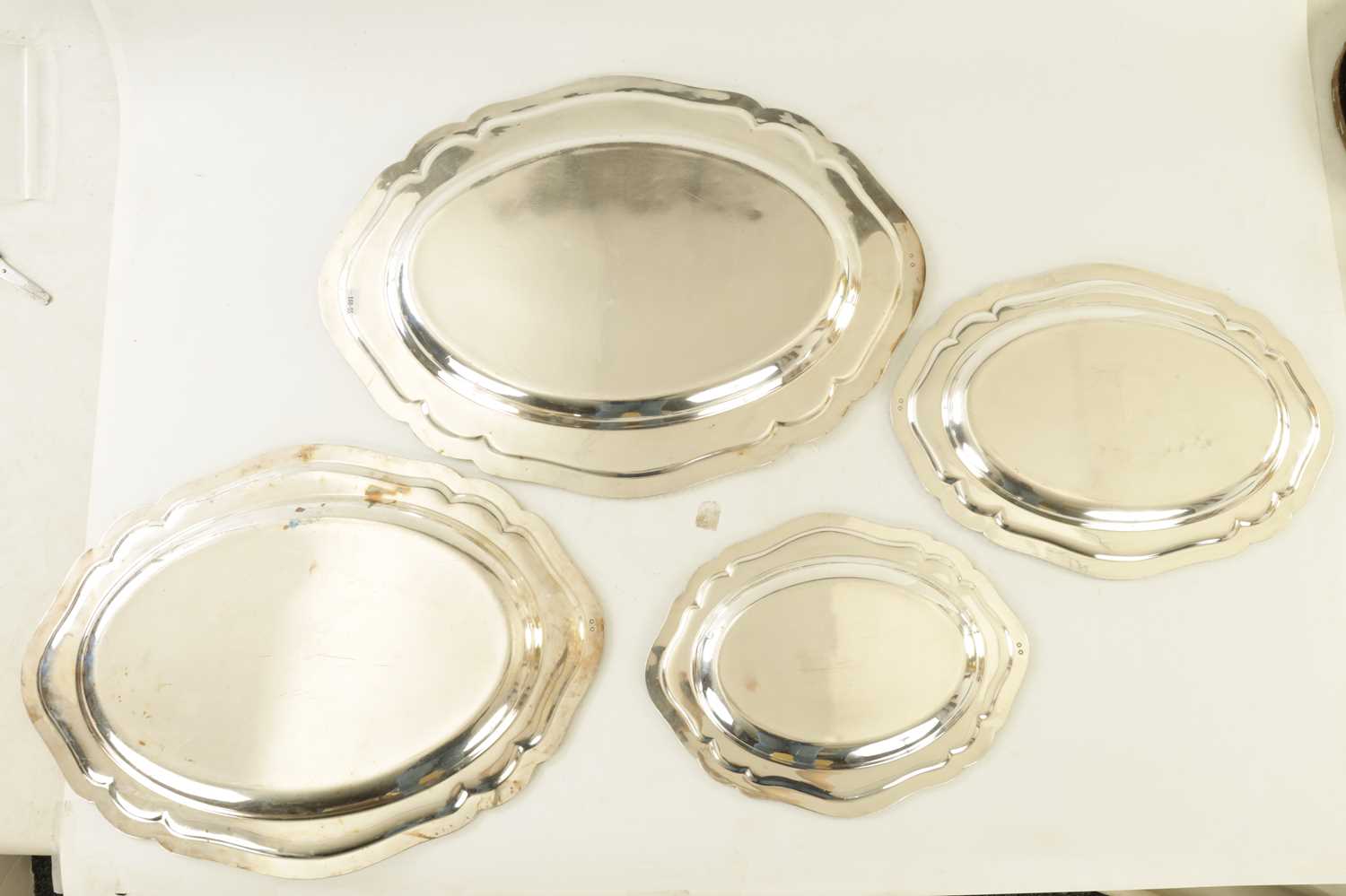 A SET OF FOUR REGENCY SILVER PLATE SCALLOP-EDGE OVAL SERVING DISHES BY MATTHEW BOULTON - Image 4 of 5