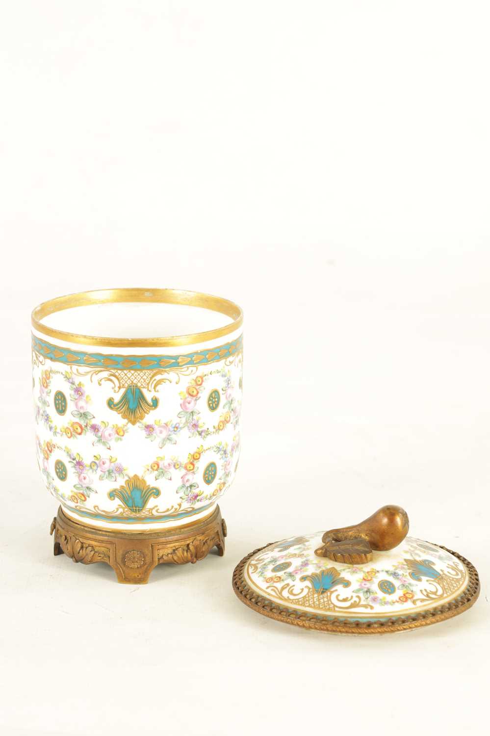 A MID 18TH CENTURY ORMOLU MOUNTED SEVRES JAR AND COVER - Image 4 of 7