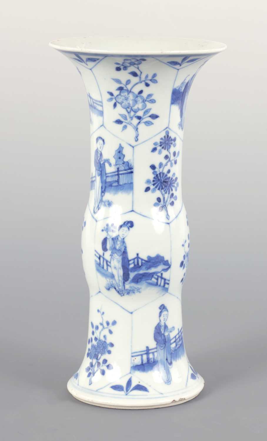 A 19TH CENTURY CHINESE BLUE AND WHITE PORCELAIN VASE