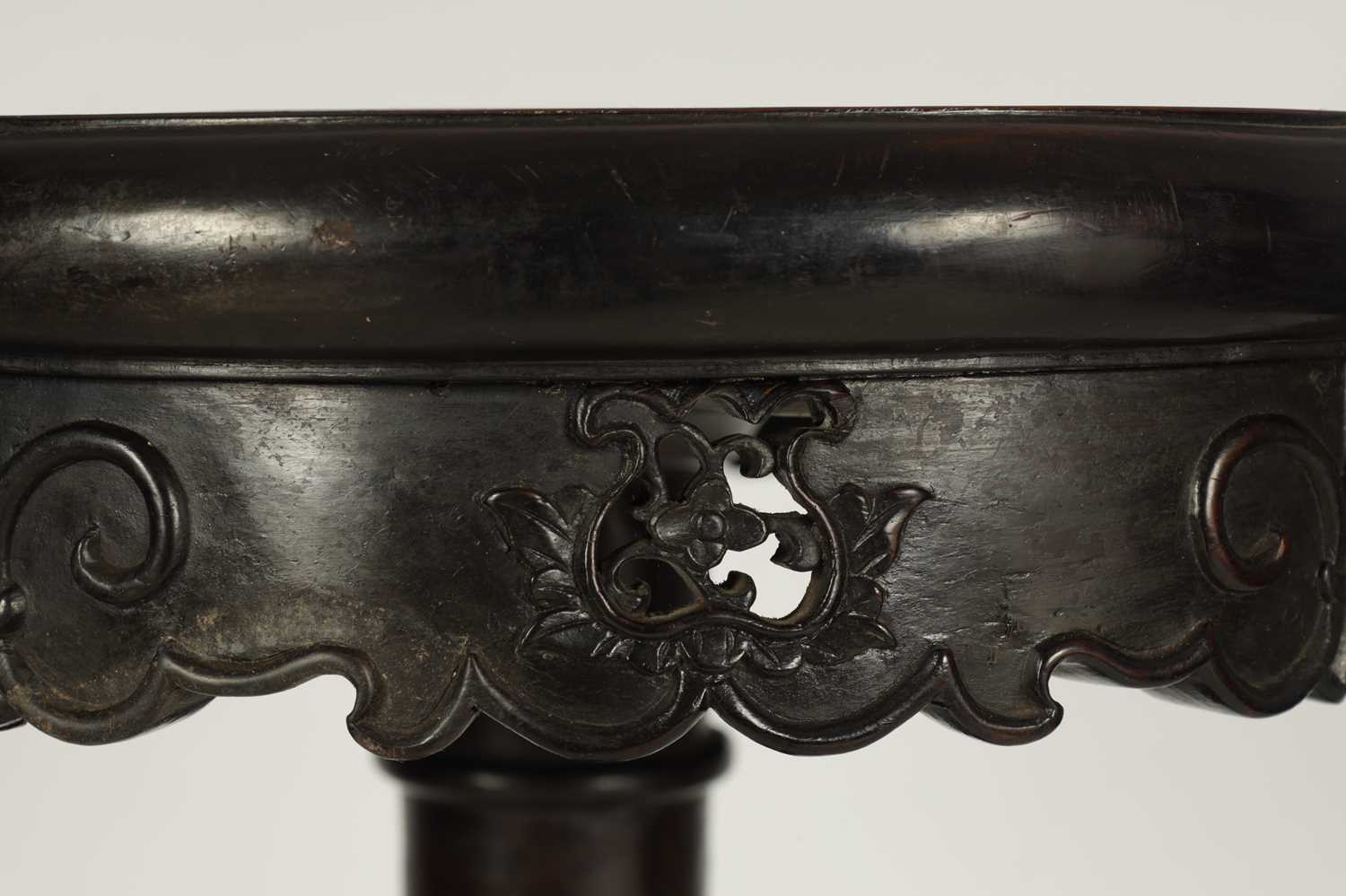 A 19TH CENTURY CHINESE HARDWOOD CENTRE TABLE - Image 3 of 6