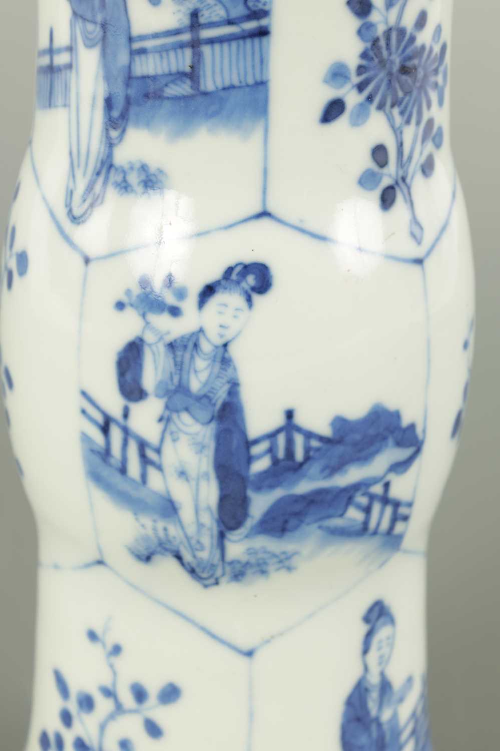 A 19TH CENTURY CHINESE BLUE AND WHITE PORCELAIN VASE - Image 2 of 6