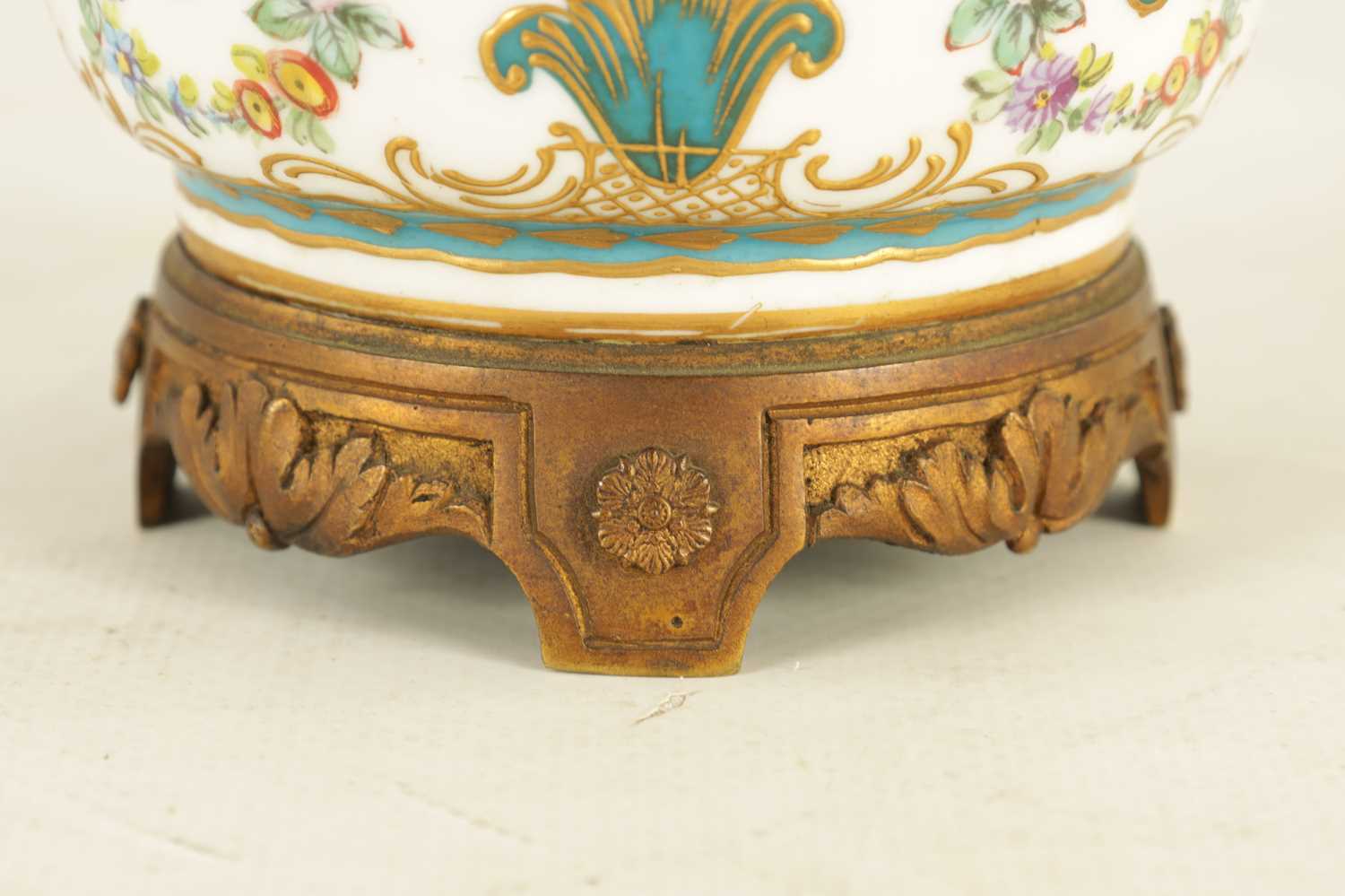 A MID 18TH CENTURY ORMOLU MOUNTED SEVRES JAR AND COVER - Image 2 of 7