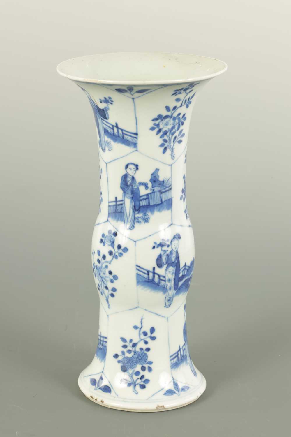 A 19TH CENTURY CHINESE BLUE AND WHITE PORCELAIN VASE - Image 4 of 6