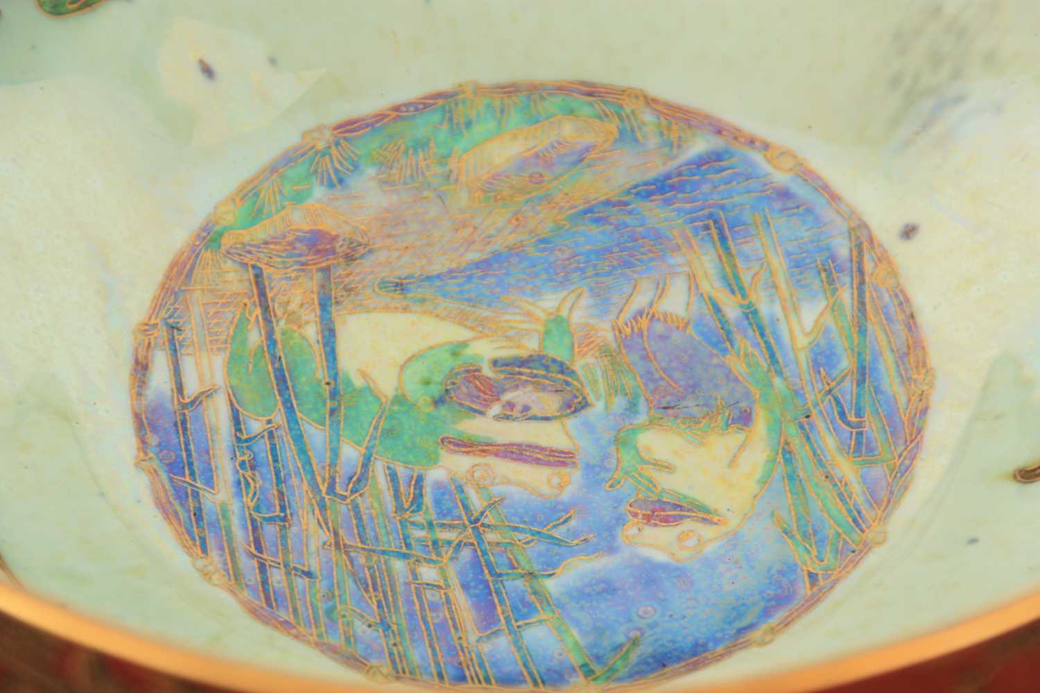 A RARE WEDGWOOD FAIRYLAND LUSTRE PORCELAIN THUMBELINA FROG BOWL - Image 5 of 6