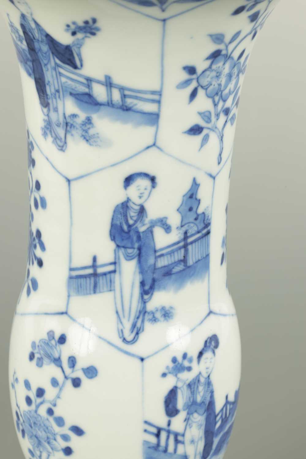 A 19TH CENTURY CHINESE BLUE AND WHITE PORCELAIN VASE - Image 3 of 6