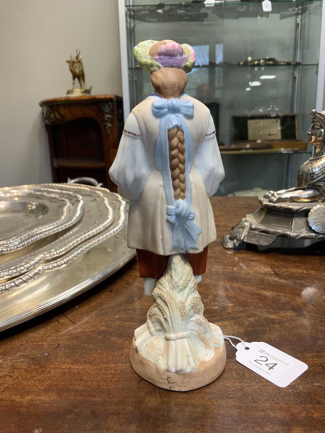 AN EARLY 20TH CENTURY RUSSIAN STANDING BISQUE FIGURE OF A FLOWER GIRL - Image 8 of 11
