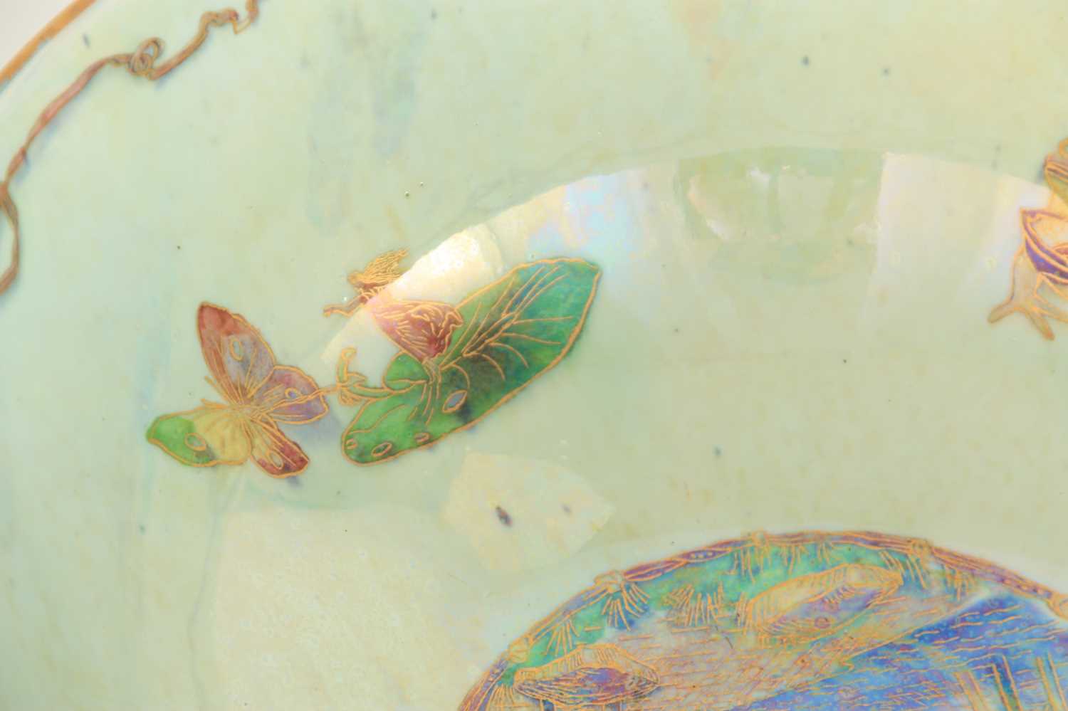 A RARE WEDGWOOD FAIRYLAND LUSTRE PORCELAIN THUMBELINA FROG BOWL - Image 4 of 6