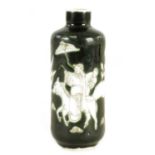 A 19TH CENTURY JAPANESE CYLINDRICAL PORCELAIN SNUFF BOTTLE