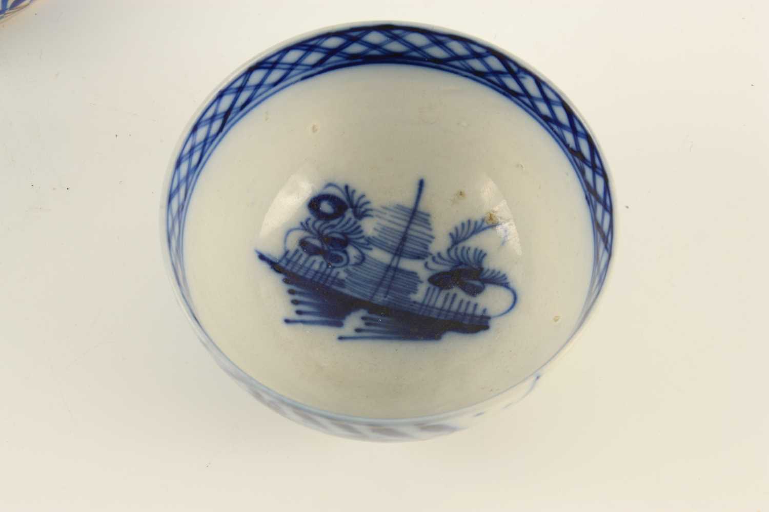 AN 18TH/19TH CENTURY ENGLISH PORCELAIN PEARLWARE BOWL - Image 3 of 4