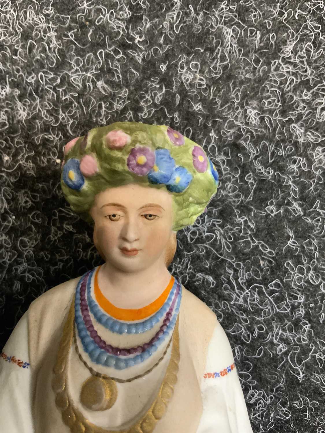 AN EARLY 20TH CENTURY RUSSIAN STANDING BISQUE FIGURE OF A FLOWER GIRL - Image 10 of 11