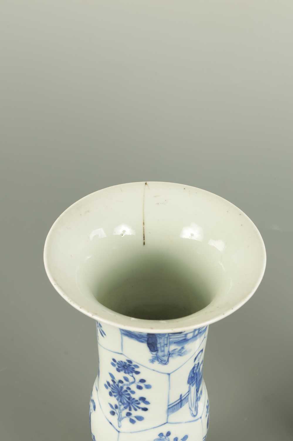 A 19TH CENTURY CHINESE BLUE AND WHITE PORCELAIN VASE - Image 6 of 6