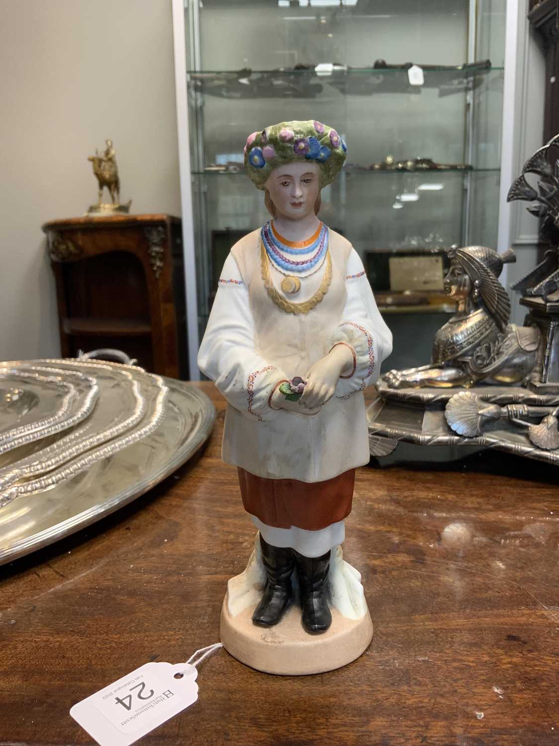AN EARLY 20TH CENTURY RUSSIAN STANDING BISQUE FIGURE OF A FLOWER GIRL - Image 6 of 11