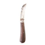 A SMALL 19TH CENTURY MAHOGANY HANDLED PRUNING KNIFE BY W SAYNOR, SHEFFIELD