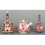 A COLLECTION OF THREE JAPANESE IMARI PORCELAIN ITEMS