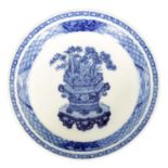 AN 18TH CENTURY CHINESE BLUE AND WHITE SHALLOW DISH