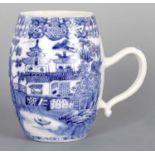AN 18TH CENTURY CHINESE BLUE AND WHITE PORCELAIN MUG