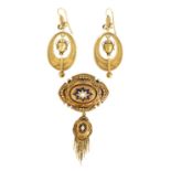 A 19TH CENTURY 15CT GOLD, ENAMEL AND PEARL EARING AND BROOCH SET