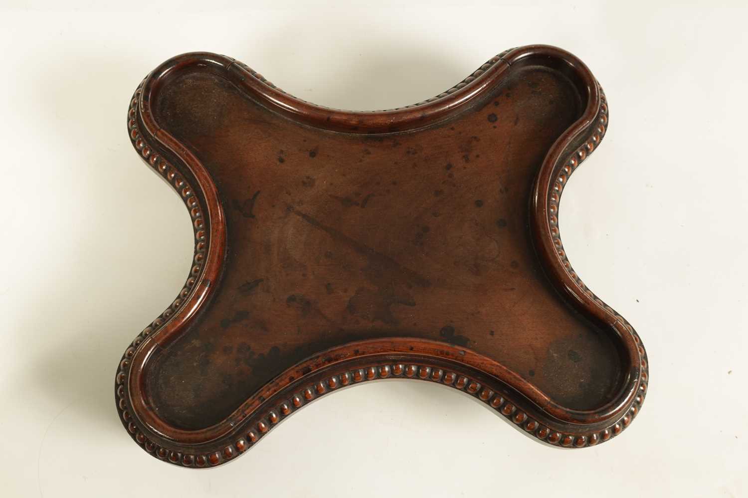 A LATE GEORGIAN MAHOGANY TABLE URN STAND IN THE MANNER OF GILLOWS - Image 3 of 4