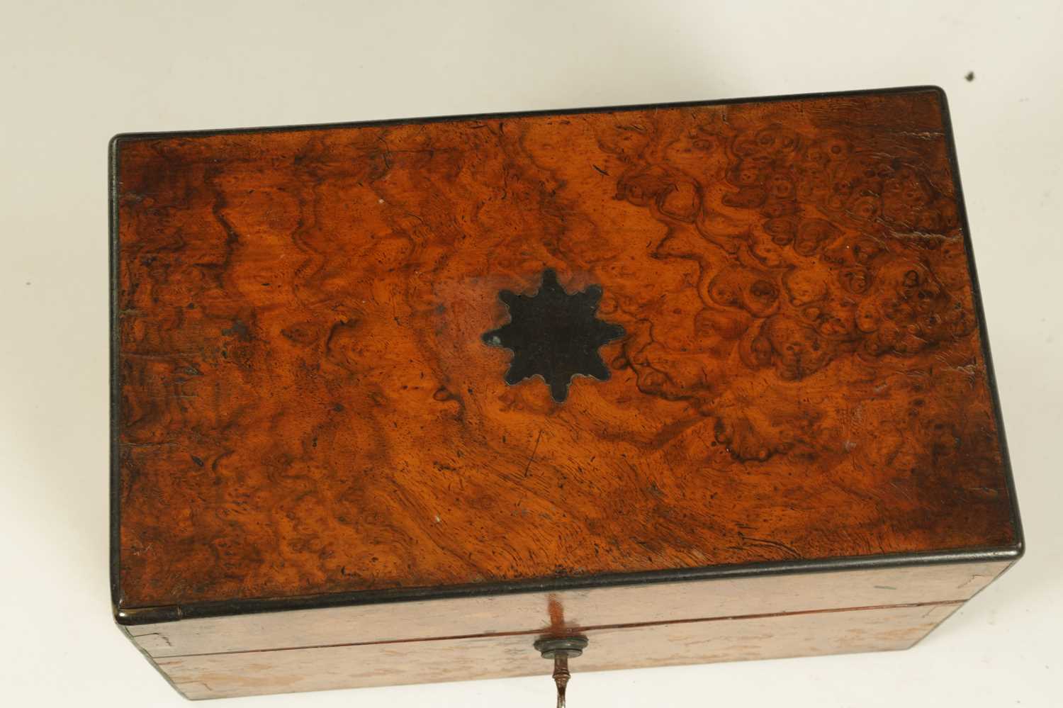 A LATE GEORGIAN FIGURED WALNUT TRIPLE SILVER MOUNTED CUT GLASS FITTED TEA CHEST - Image 5 of 6