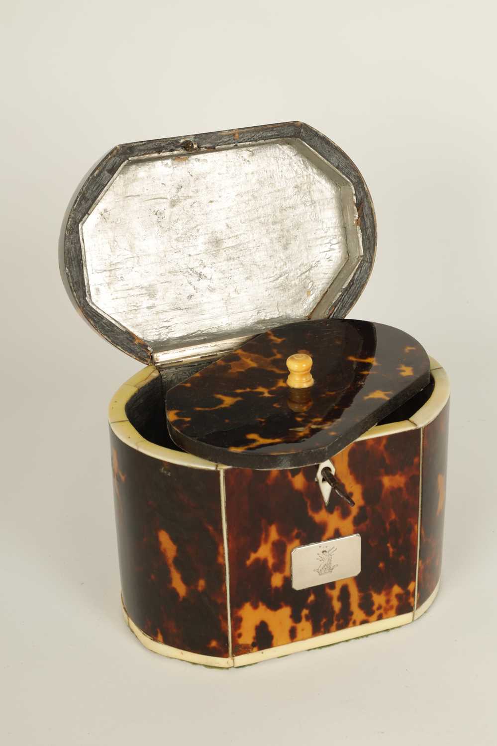 AN UNUSUAL GEORGE III BOW-SIDED TORTOISESHELL AND IVORY STRUNG TEA CADDY - Image 9 of 11
