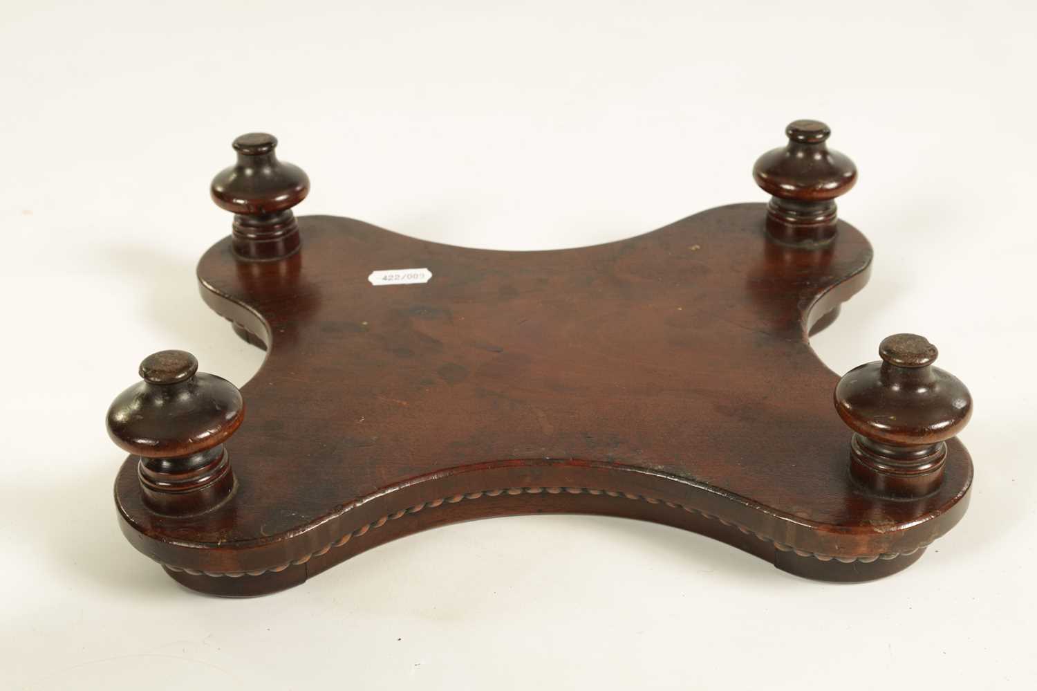 A LATE GEORGIAN MAHOGANY TABLE URN STAND IN THE MANNER OF GILLOWS - Image 4 of 4