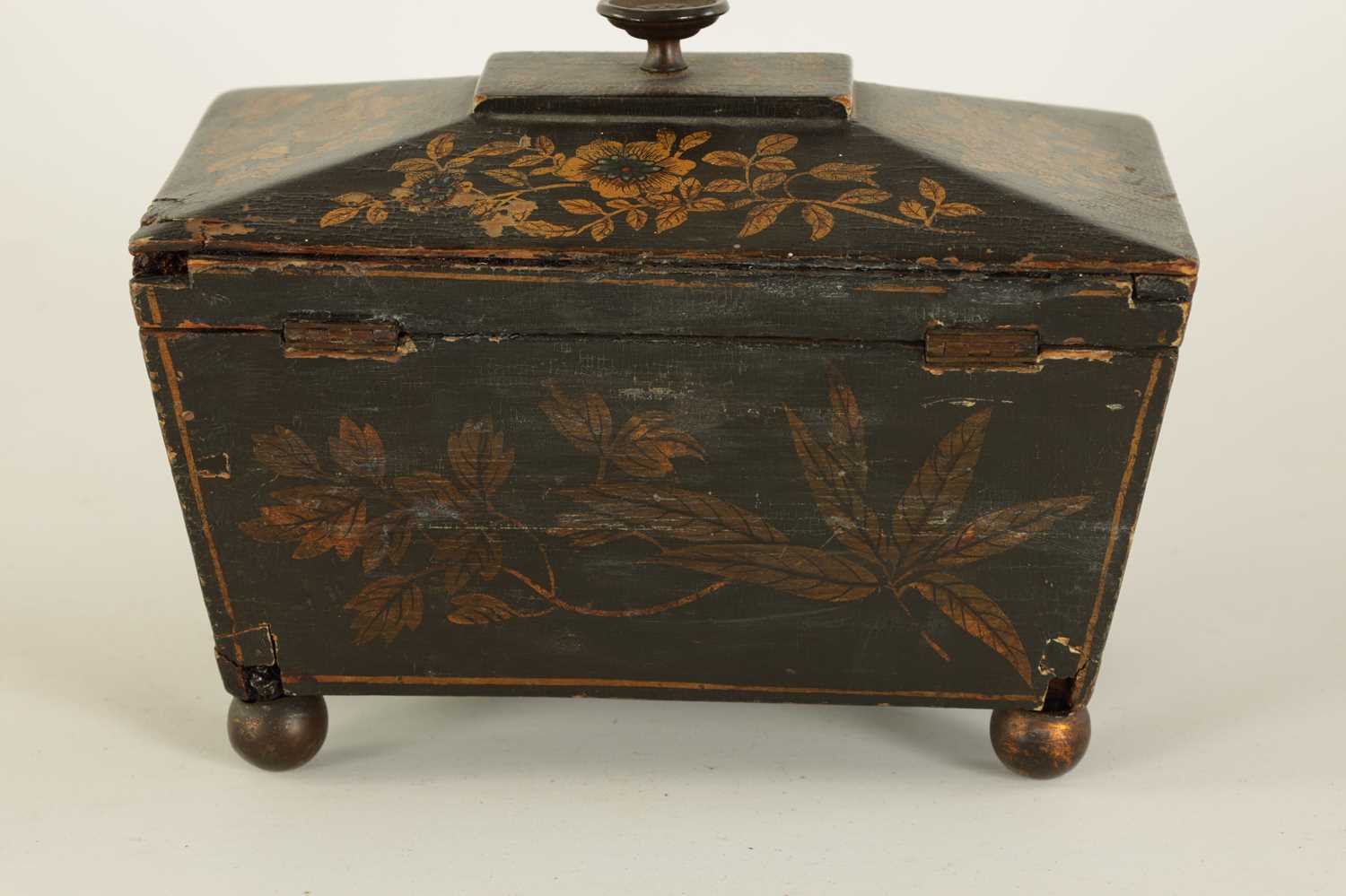 A LATE GEORGIAN CHINOISERIE DECORATED BLACK LACQUER SARCOPHAGUS TEA CADDY - Image 6 of 8