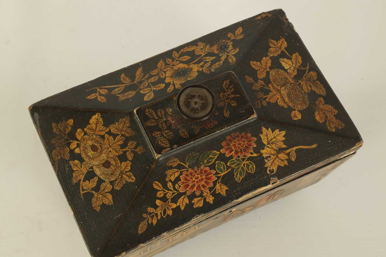 A LATE GEORGIAN CHINOISERIE DECORATED BLACK LACQUER SARCOPHAGUS TEA CADDY - Image 2 of 8
