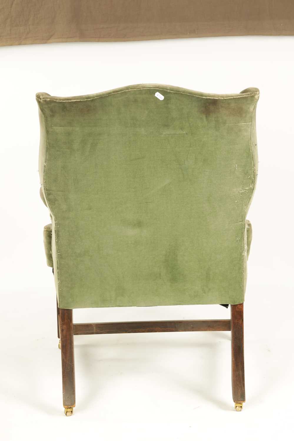 A GEORGE III WING-BACK MAHOGANY FRAMED UPHOLSTERED ARMCHAIR - Image 5 of 5