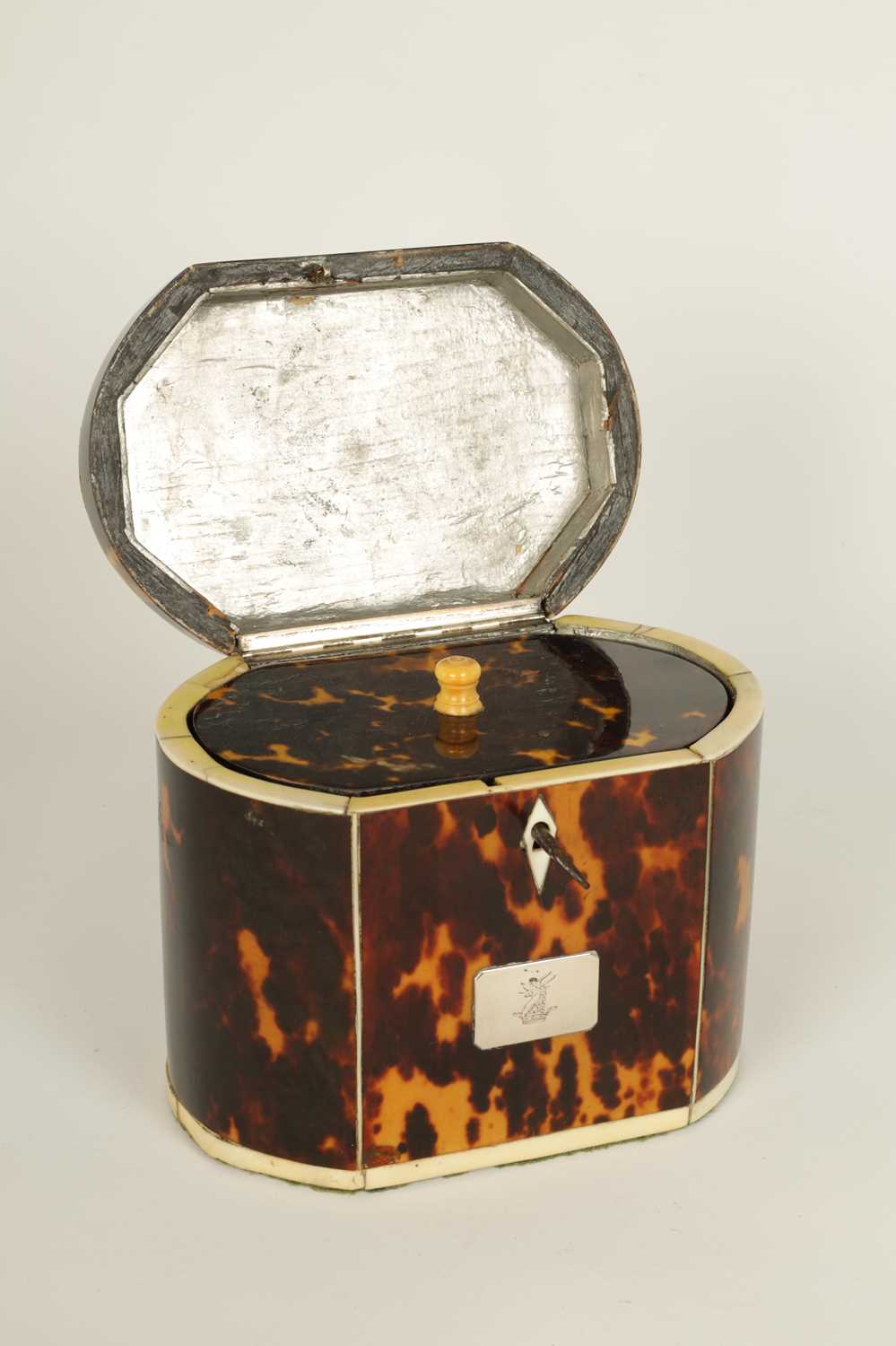 AN UNUSUAL GEORGE III BOW-SIDED TORTOISESHELL AND IVORY STRUNG TEA CADDY - Image 8 of 11