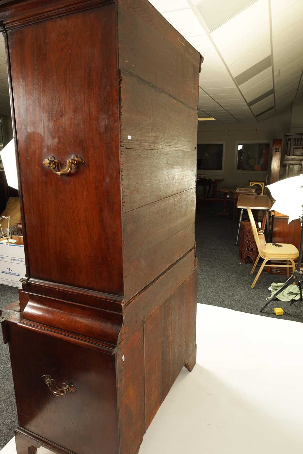 A FINE GEORGE II FIGURED MAHOGANY ARCHITECTURAL SECRETAIRE CABINET IN THE MANNER OF JOHN CHANNON - Image 11 of 14