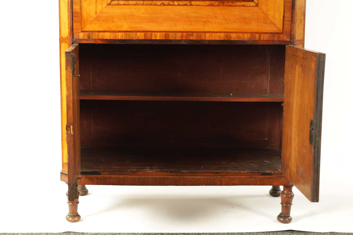 A GEORGE III MARQUETRY INLAID SATINWOOD AND KING WOOD CROSS-BANDED FALL FRONT SECRETAIRE CABINET IN - Image 11 of 15