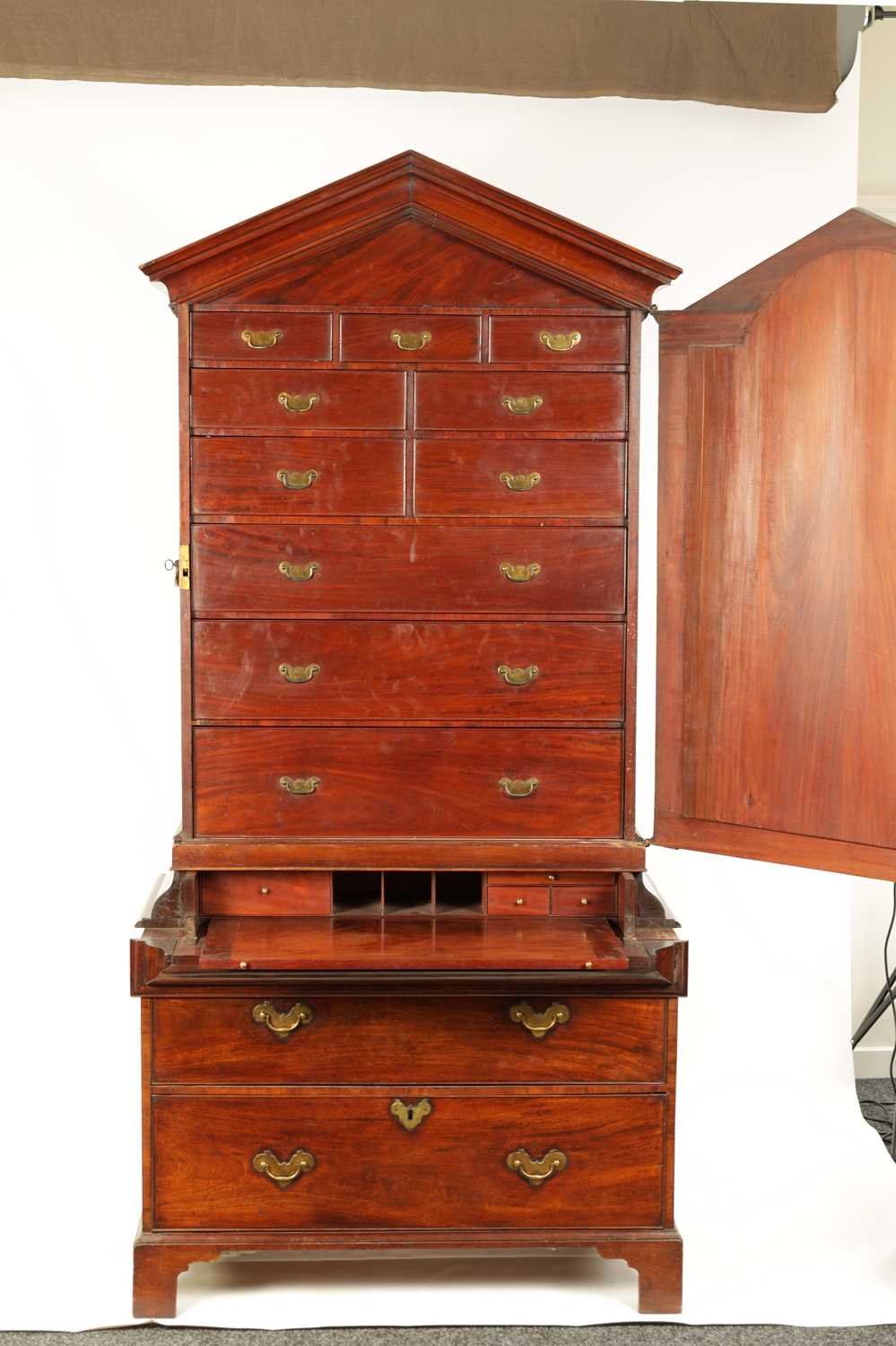 A FINE GEORGE II FIGURED MAHOGANY ARCHITECTURAL SECRETAIRE CABINET IN THE MANNER OF JOHN CHANNON - Image 4 of 14