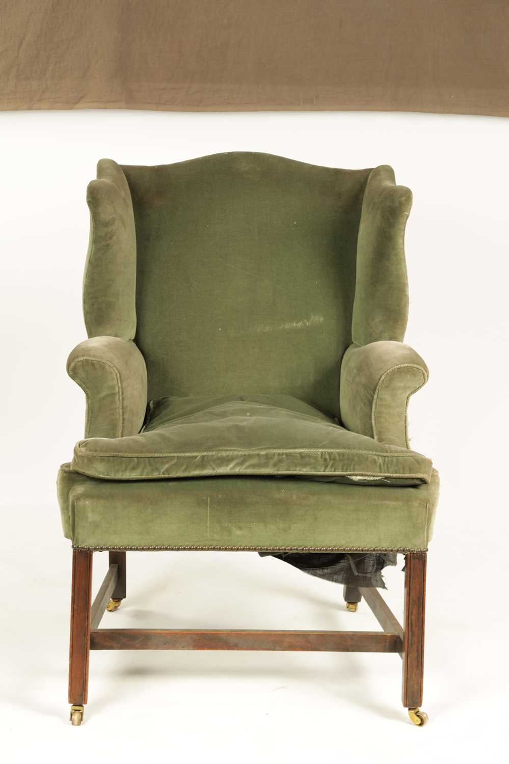 A GEORGE III WING-BACK MAHOGANY FRAMED UPHOLSTERED ARMCHAIR - Image 2 of 5