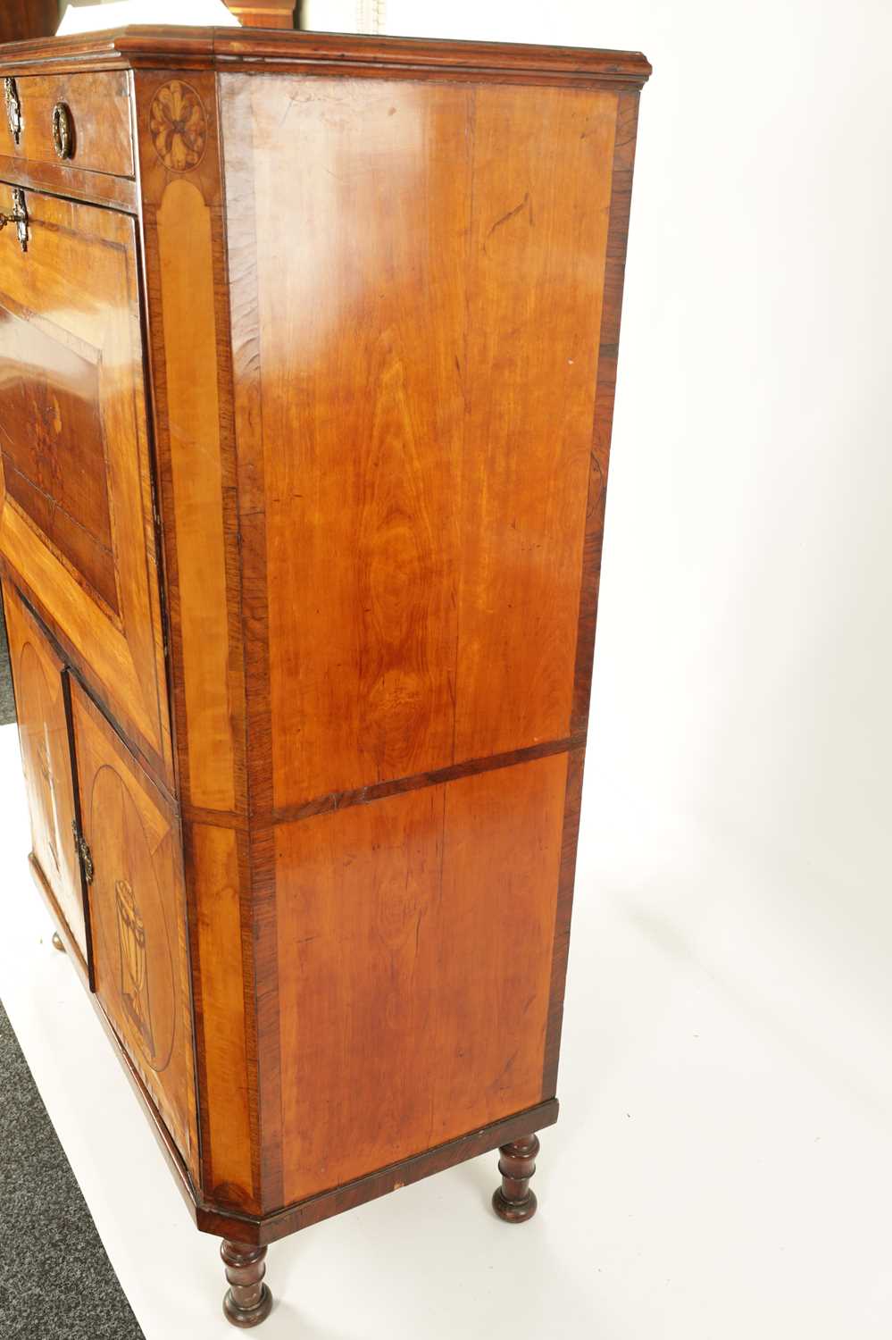 A GEORGE III MARQUETRY INLAID SATINWOOD AND KING WOOD CROSS-BANDED FALL FRONT SECRETAIRE CABINET IN - Image 13 of 15