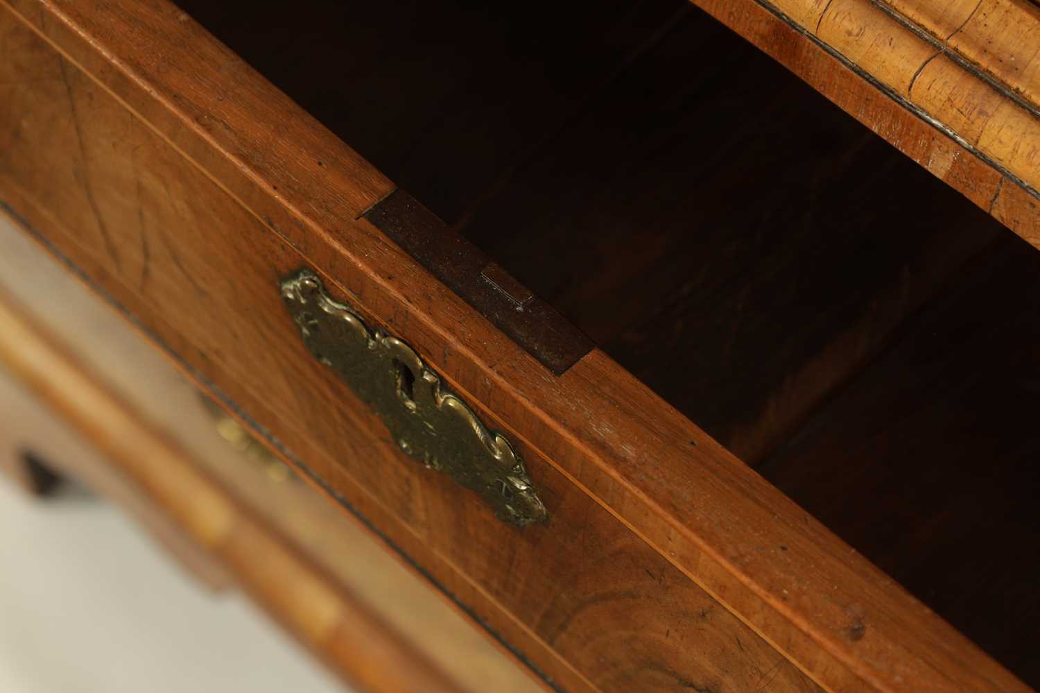 A GEORGE I FIGURED WALNUT CHEST ON CHEST - Image 4 of 7