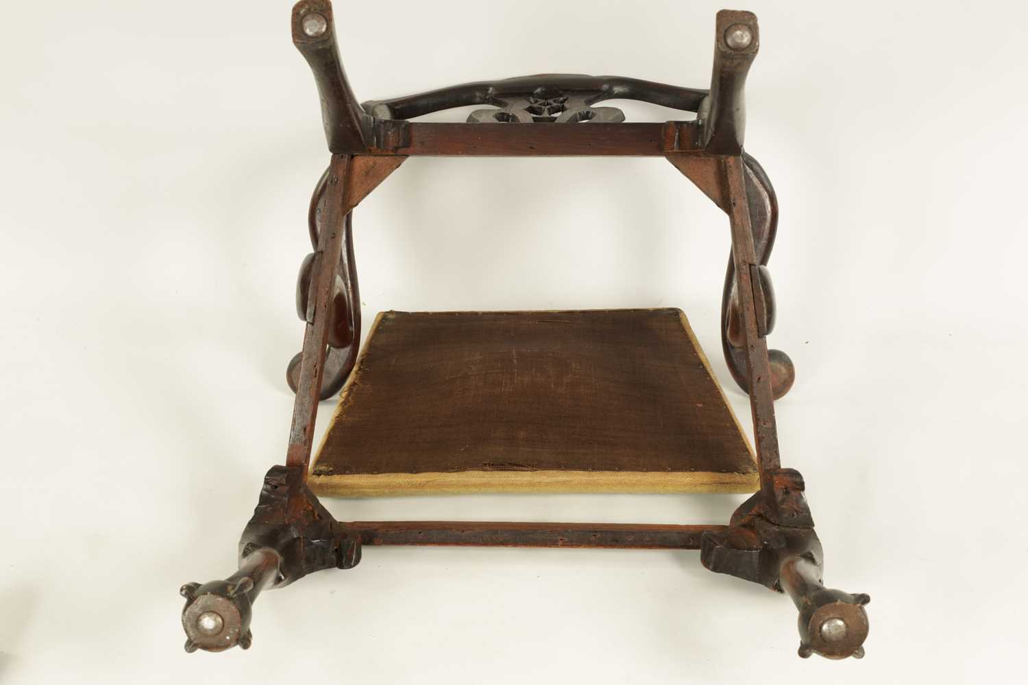 A MID 18TH CENTURY WALNUT OPEN ARMCHAIR IN THE MANNER OF CHIPPENDALE - Image 4 of 10