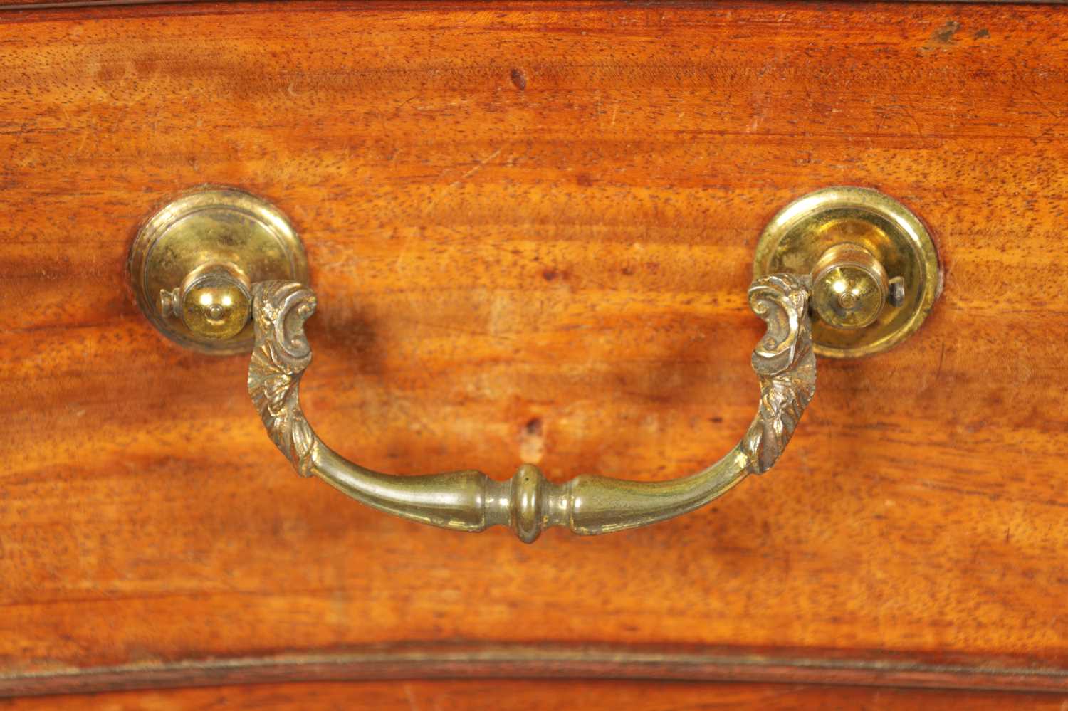 A FINE GEORGE III LOW WAISTED MAHOGANY SERPENTINE CHEST OF DRAWERS - Image 6 of 7