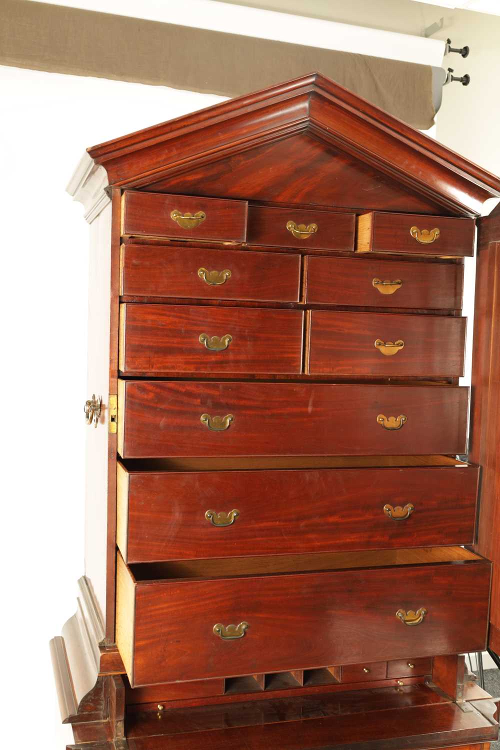 A FINE GEORGE II FIGURED MAHOGANY ARCHITECTURAL SECRETAIRE CABINET IN THE MANNER OF JOHN CHANNON - Image 7 of 14