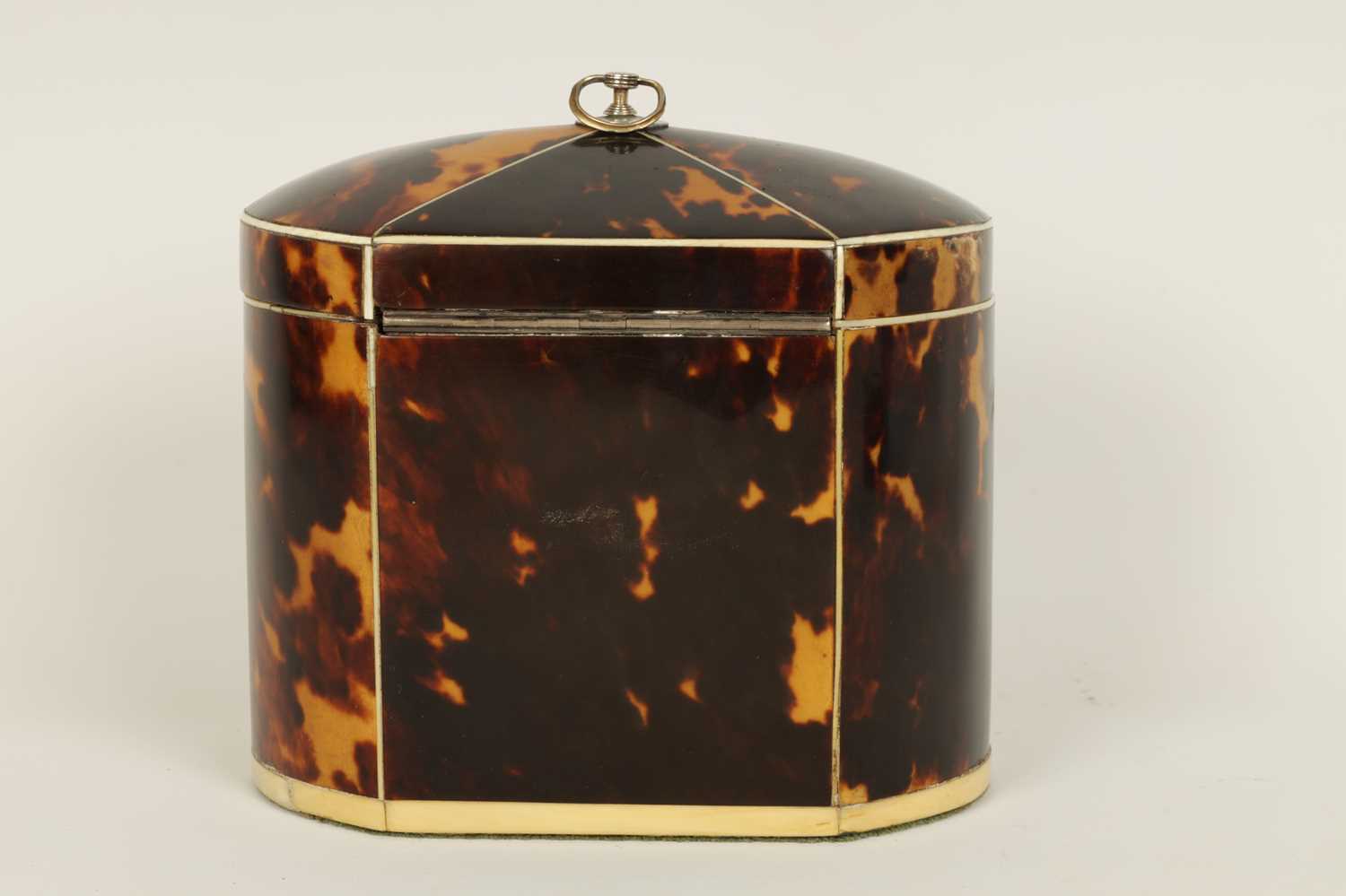 AN UNUSUAL GEORGE III BOW-SIDED TORTOISESHELL AND IVORY STRUNG TEA CADDY - Image 5 of 11