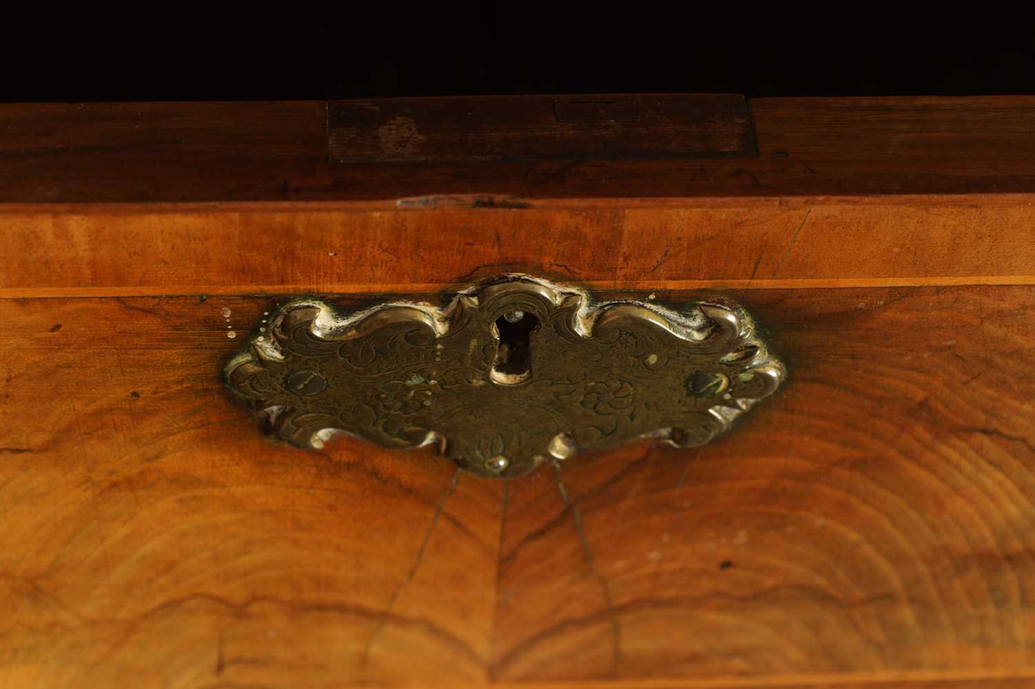 A GEORGE I FIGURED WALNUT CHEST ON CHEST - Image 3 of 7