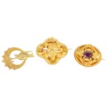 A COLLECTION OF THREE GOLD BROOCHES