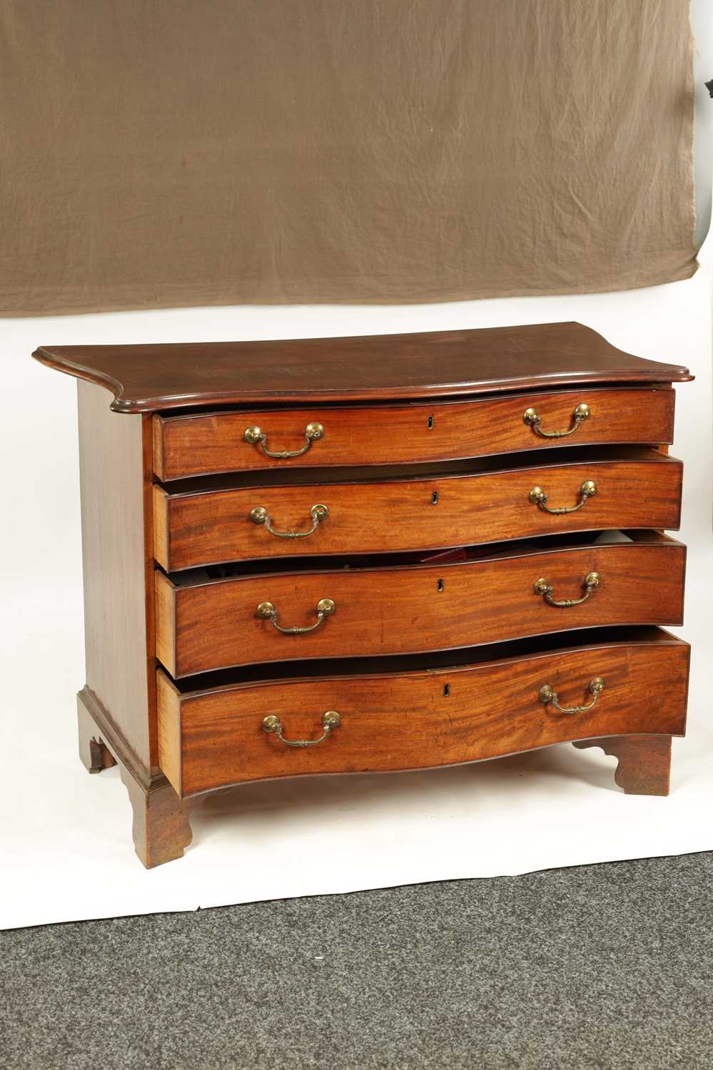A FINE GEORGE III LOW WAISTED MAHOGANY SERPENTINE CHEST OF DRAWERS - Image 3 of 7