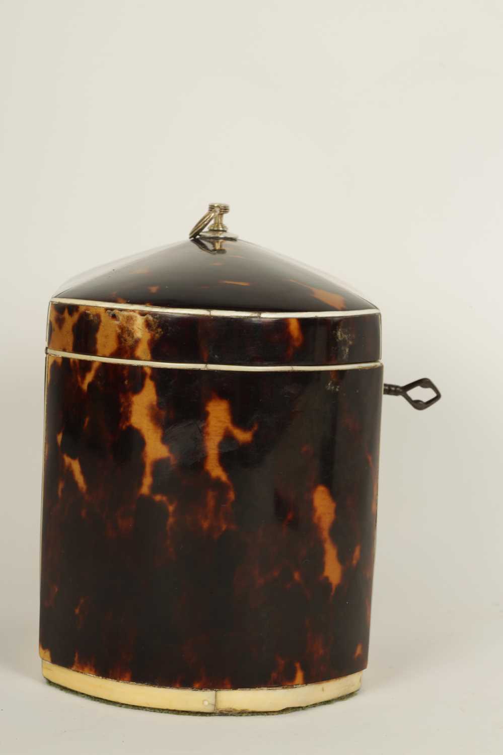 AN UNUSUAL GEORGE III BOW-SIDED TORTOISESHELL AND IVORY STRUNG TEA CADDY - Image 4 of 11