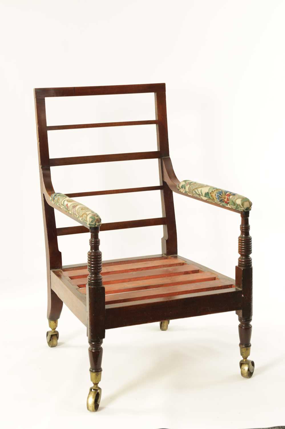 A GEORGE III MAHOGANY LIBRARY CHAIR - Image 9 of 11